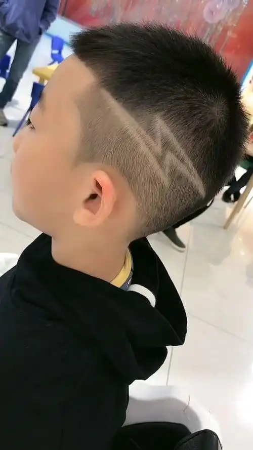 超级好看的闪电发型来了!这样看起来真是太酷了!