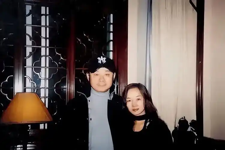 离婚33年后,再看刀郎那个"和富商私奔"的前妻,她后悔俩字说烂了_杨娜