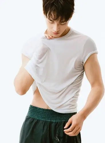 许魏洲图片:湿身撩衣秀腹肌