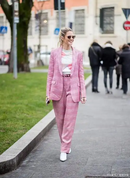 粉色西服外套怎么搭配衣服好看?