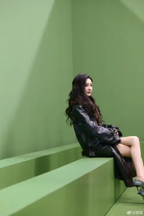 杨幂这次秀场造型简直鲨疯了,在众多面孔中脱颖而出,东方气质美绝了