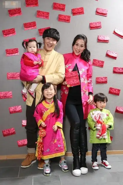 陈浩民全家福晒幸福 网友直呼:甜蜜大家族