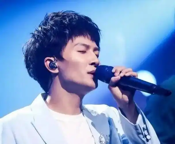 周深曾遭受校园暴力?林志玲复出挣钱养家?鹿晗催婚关晓彤?