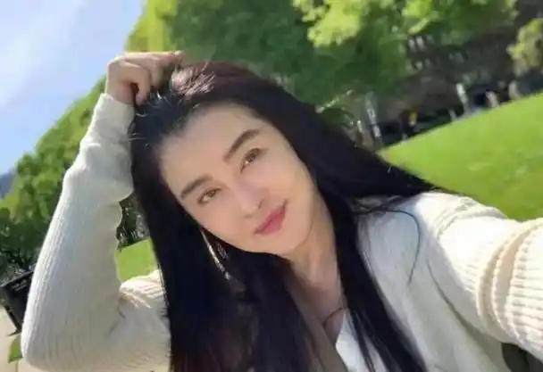 王祖贤罕见晒自拍照:戴墨镜对镜头歪头微笑,乌发浓密状态佳!