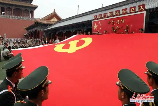 沂蒙红嫂4个月绣制90平方米党旗赠送国旗护卫队