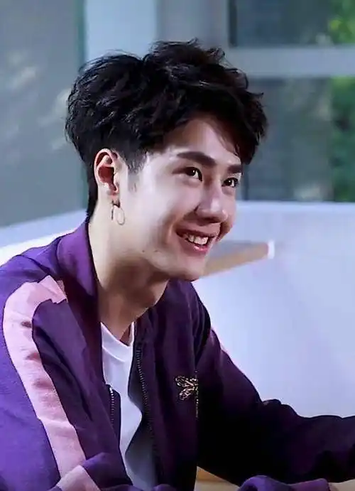 关晓彤身高172,王一博身高180,镜头扫到两人双腿:谁在说谎?