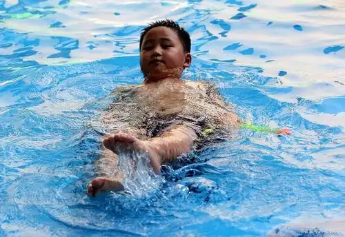 学习游泳肯定要喝几口水,否则学不会