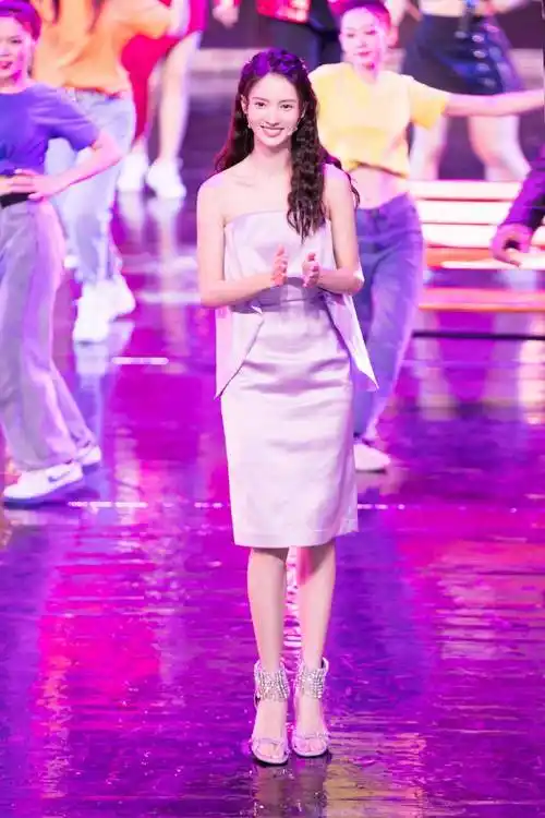 同穿流苏裙90后金晨性感大气辣妈万茜却是清新减龄