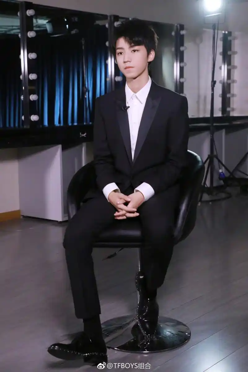 组图:翩翩少年郎!王俊凯穿白衬衫西装深情读甜蜜情书