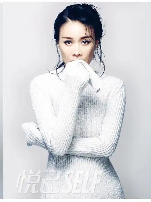 组图:那英登杂志封面 肩披湿发穿薄纱性感优雅