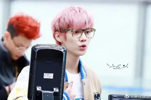 鹿晗又染粉发让人梦回当年 有人天生就是爱豆"架子"吧