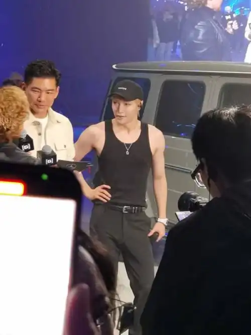 奔驰g级越野车焕新传奇派对——台台饭拍    先发两张看看    @张艺兴