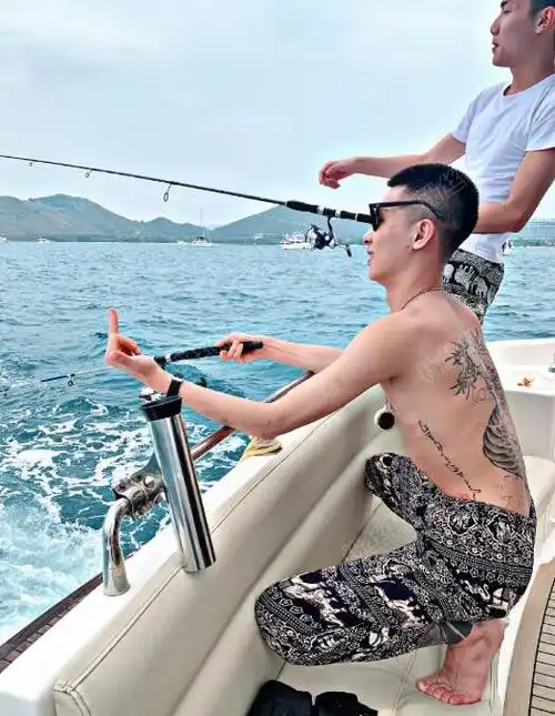 快手22岁网红宏楠触电身亡监控视频还原竟是钓鱼线甩到高压电线所致