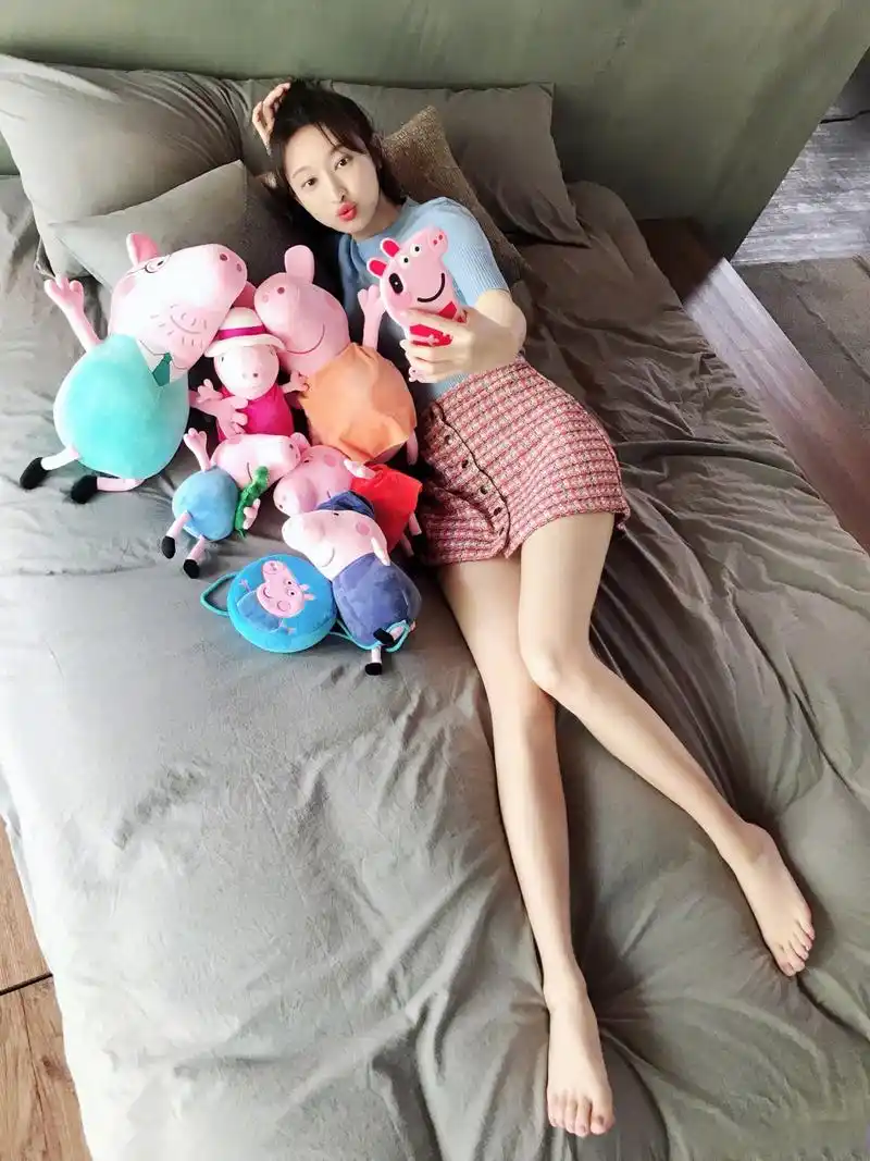 张俪这腿比我生命线都长