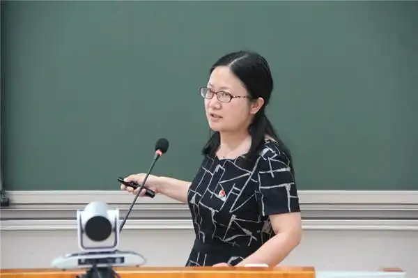 经管学院张玲玲教授向同学们介绍了数字经济与虚拟商务领域研究团队的