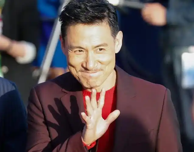 张学友武汉演唱会 一男子在众目睽睽之下抢走女歌迷门票