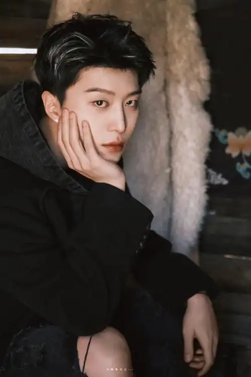 范丞丞白色挑染