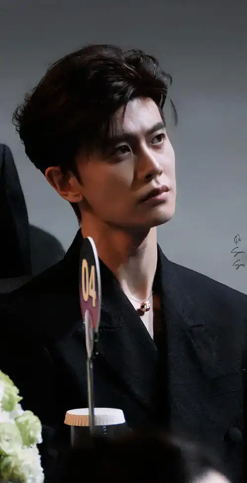 任嘉伦爱奇艺尖叫之夜##任嘉伦深v西装