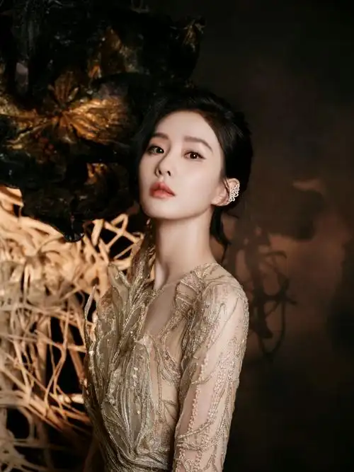 刘诗诗超话鎏光裙裾与暮色相得益彰,珠光闪动,肆意倾洒.