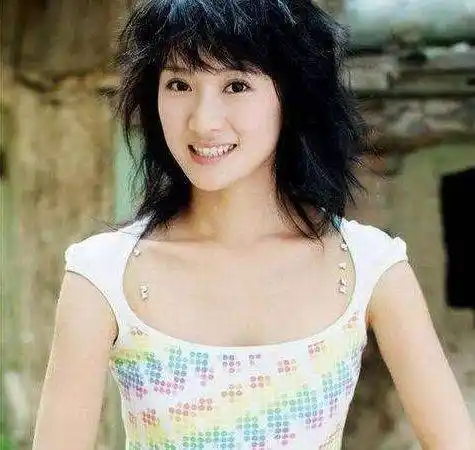 陈格绝对能算得上是最低调的星二代了,相信她的星途一定会越来越坦荡.