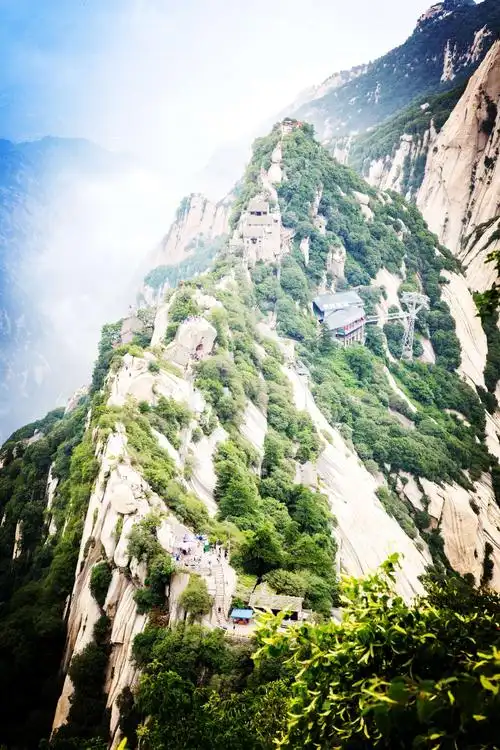 华山财富之巅元宝峰前:肆意挥洒,纵情自在!