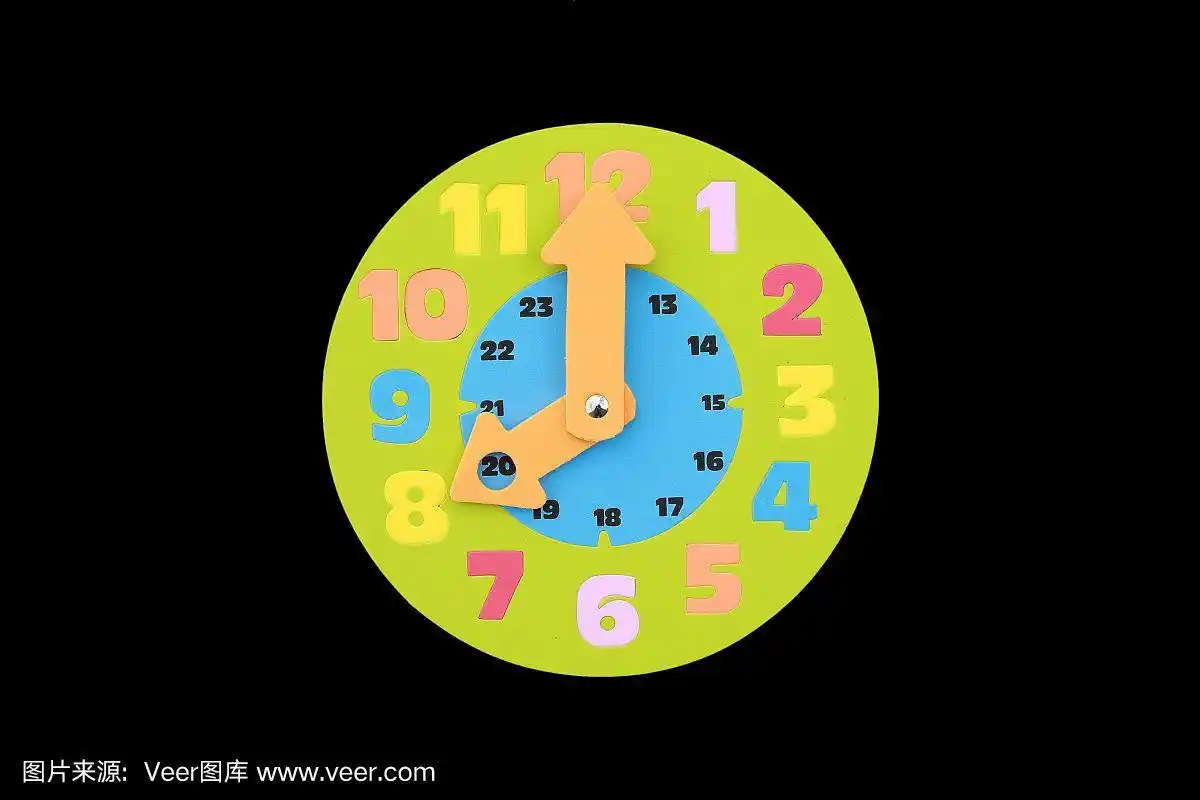 8点钟圆形玩具钟孤立在黑色背景与拷贝空间.