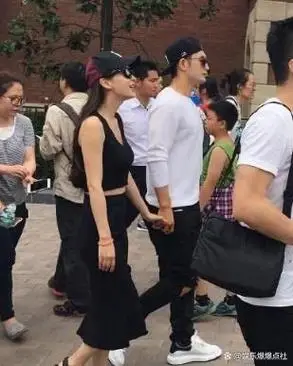 黄晓明杨颖合体带娃游迪士尼,俩人相敬如宾像是路人,杨颖遗憾吗