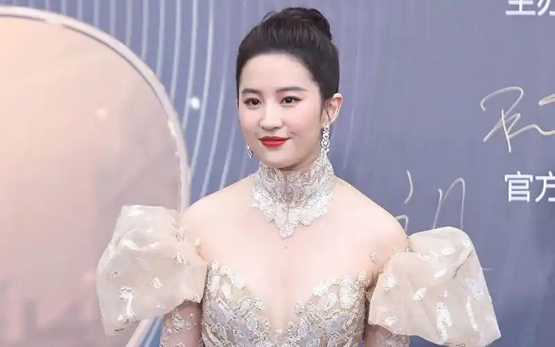 刘亦菲金色礼服裙十分闪耀 直言每个角色都是自己的升级版