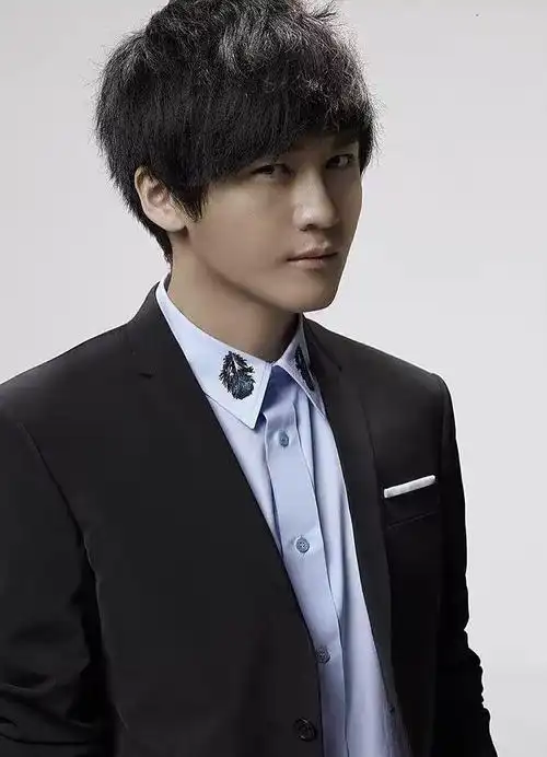 李炜当时爆了几张照片(快男歌手李炜现在的情况)_科蓝科技