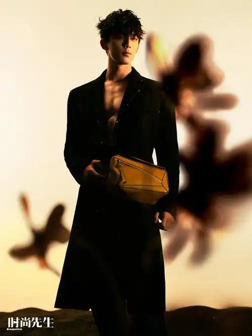 吴磊时尚先生八月刊封面 深v真空大衣造型,谁又斯哈斯哈了_高清图集