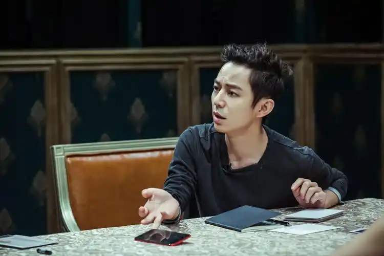 何炅罕见扮演"小丑",造型滑稽又可爱,五官都是戏