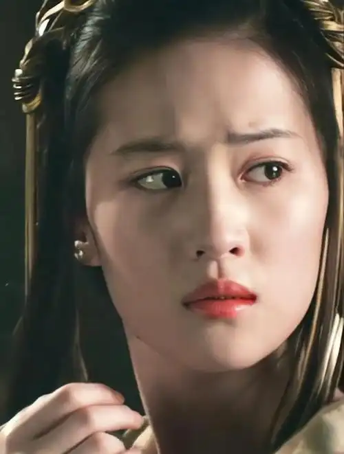 刘亦菲这个哭戏我见犹怜,偷偷拭泪的一连串动作,温柔又倔强