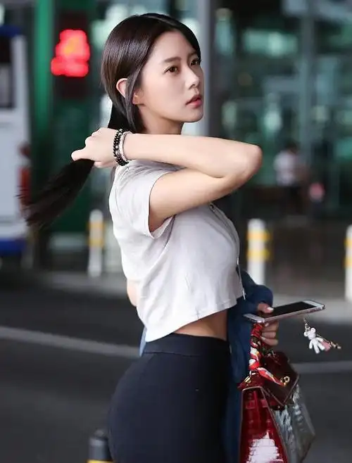 克拉拉绝美时刻,168身高黄金身材腰臀比,亚洲最美"性感花瓶"