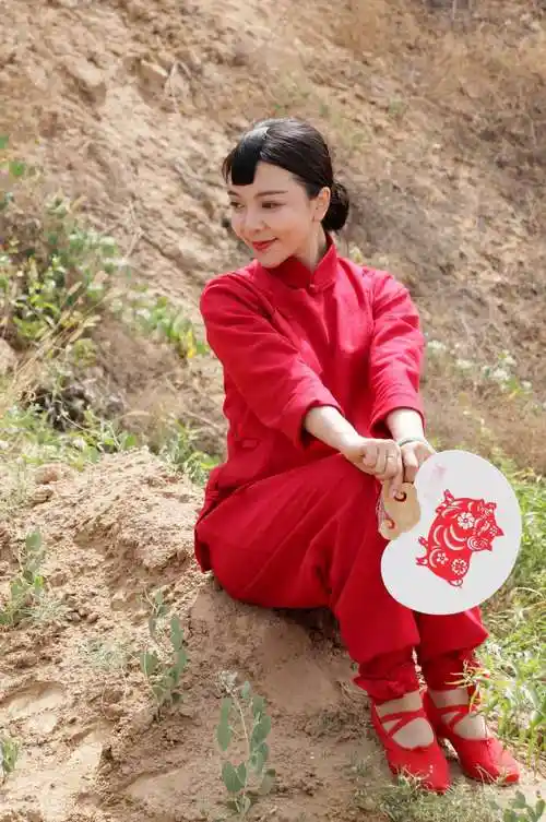 你在山的那一边, 我在那圪梁梁上站, 叫一声哥哥你么听见, 你让妹子