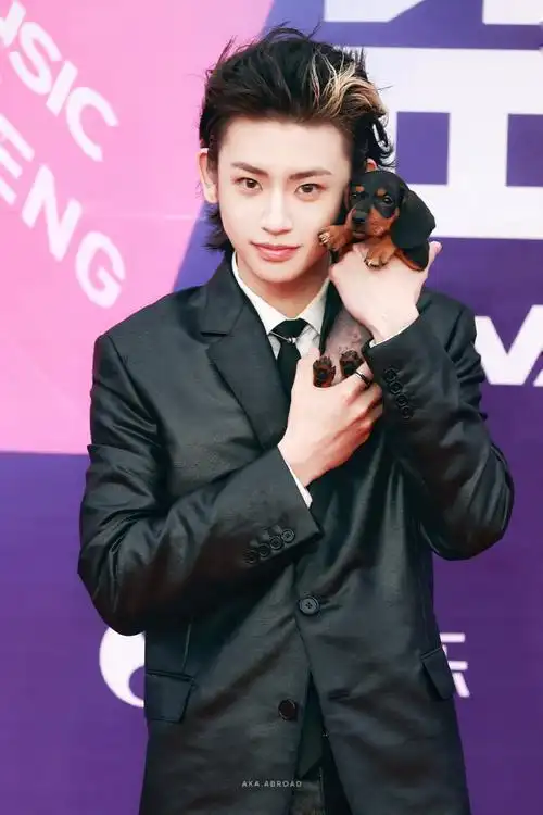 #小鬼抱朋克小狗走红毯#