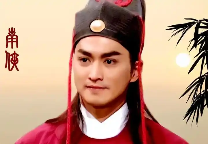 展昭何家劲街头做公益腰上系垃圾袋捡烟头62岁身材健硕