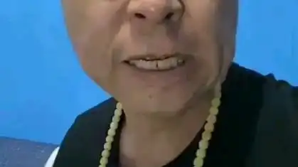 敢不敢跟我比划比划,让你见识见识什么叫黑手