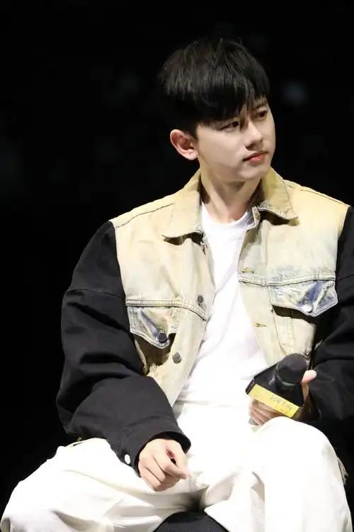 超话#张杰出演话剧曾经如是#几岁了还各种小表情这么可爱呀90@张杰