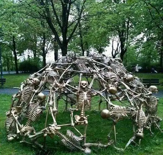 全球最惊悚游乐场画风十分诡异