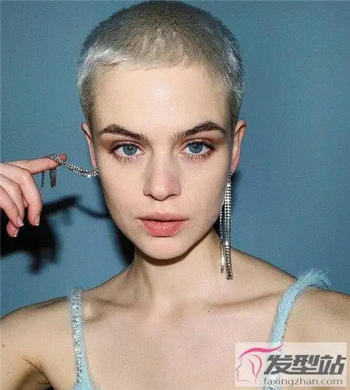 超短酷炫的短发,利落简约的发型,极简寸头也可以很小女人.