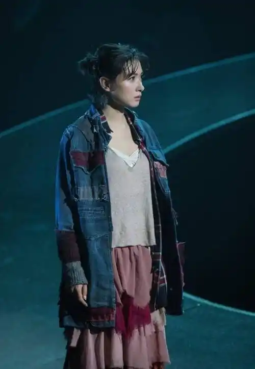 原创37岁万茜换新造型扎哪吒丸子头发型秒变17岁少女气质优雅减龄