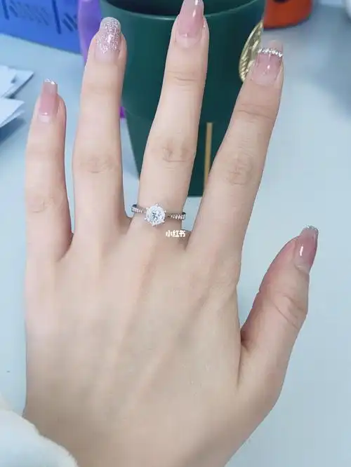 为啥一克拉钻戒戴手上显得这么小呢
