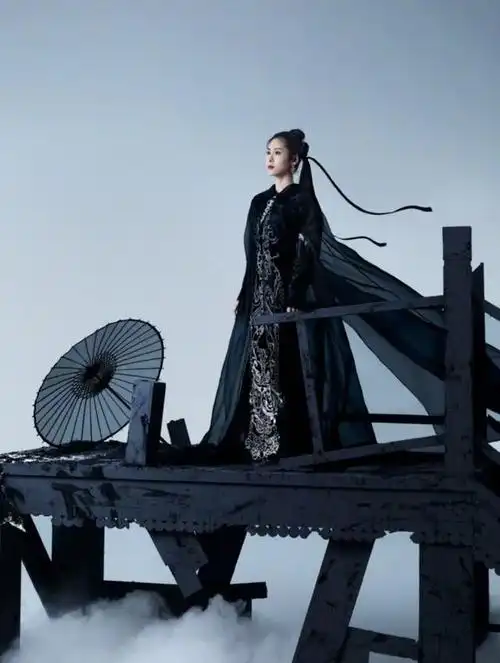 张碧晨挑战古风造型,戴斗笠尽显冷艳女侠风,穿白纱裙更具仙女范