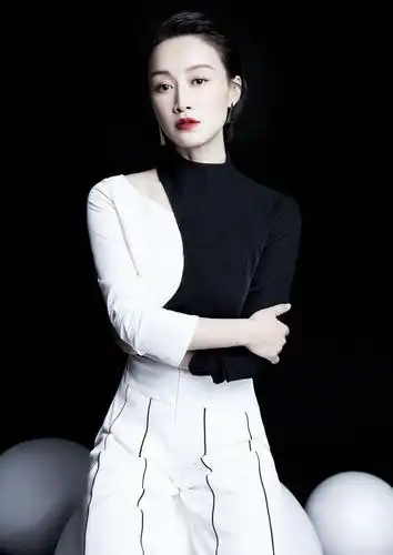 赵子琪优雅写真,镂空装配阔腿裤妩媚霸气,底妆太白反显憔悴_高清图集