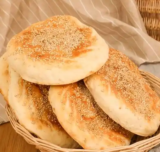 河南烧饼有很多版本,不过名气较大的是开封的高炉烧饼,有着悠远的历史