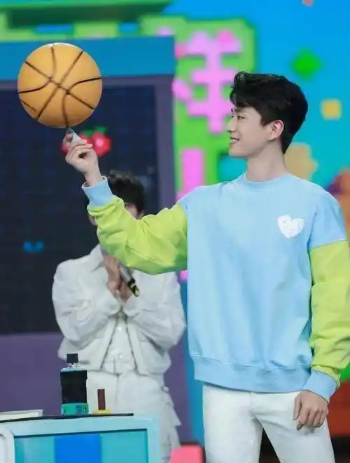 原版杨幂力捧何炅但也有嘉行撑腰却没能走上张彬彬的走红之路