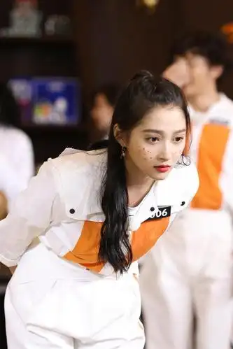 关晓彤录制《奔跑吧》,穿撞色外套甜美可人,难怪鹿晗这么喜欢