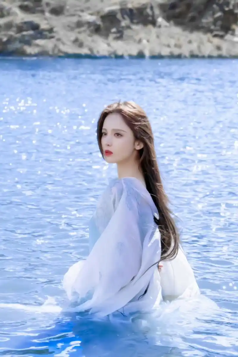 古力娜扎长发飘飘仿佛不食人间烟火的仙子,不过是谁在摆弄娜扎的玉足?