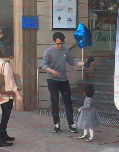 刘恺威带小糯米玩耍不见杨幂 网友:想洗白自己?