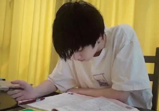 严浩翔晒自拍却将作业打码,评论区道出原因:给他留点颜面